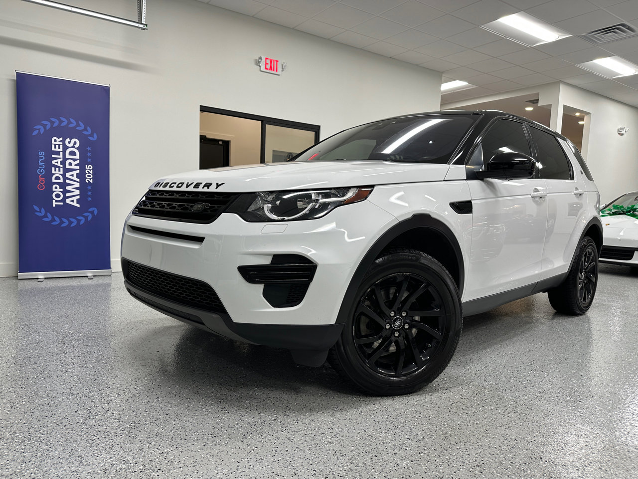 Used 2019 Land Rover Discovery Sport SE image 2