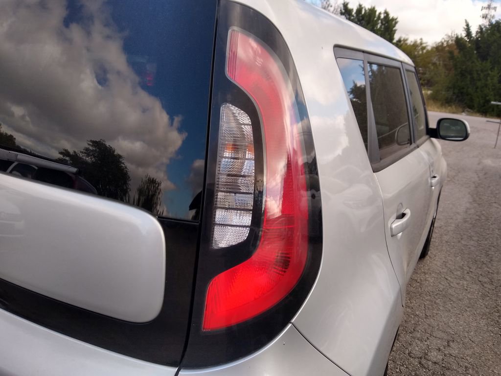 Used 2017 Kia Soul + image 9