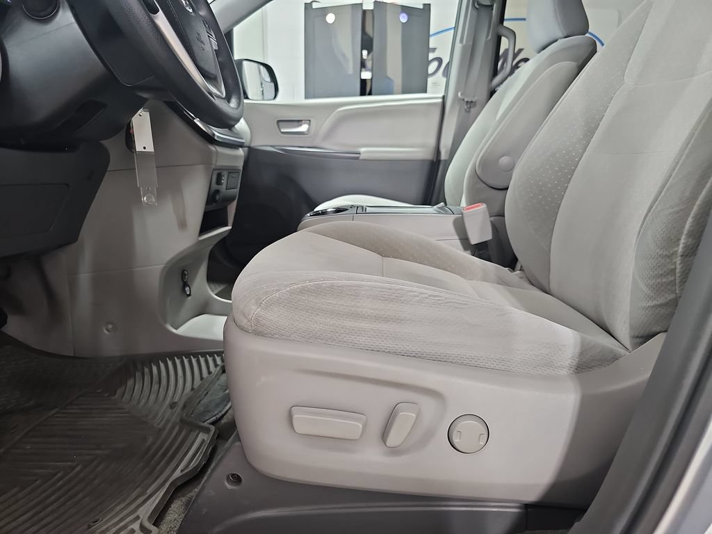 Used 2018 Toyota Sienna LE w/ Carpet Mat Package FWD image 34