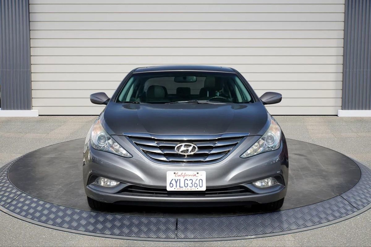 Used 2011 Hyundai Sonata SE w/ Navigation & Sunroof Pkg 4 FWD image 2