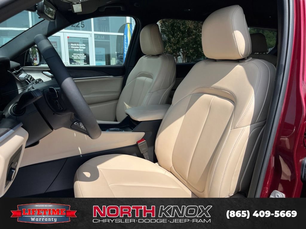 Used 2024 Jeep Grand Cherokee L Limited w/ Black Appearance Package AWD/4WD image 4