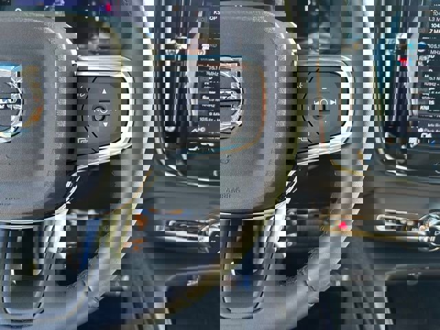 Used 2024 Volvo XC40 B5 Plus image 5