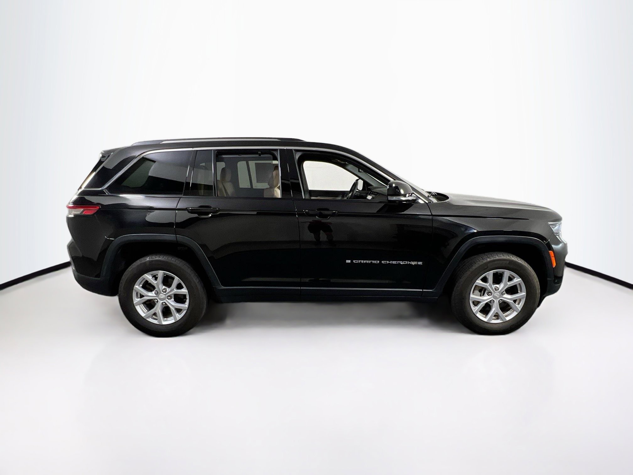 Used 2023 Jeep Grand Cherokee Limited w/ Luxury Tech Group II image 4