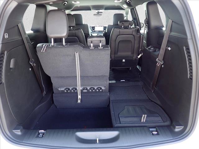 New 2027 Chrysler Pacifica Select FWD image 8
