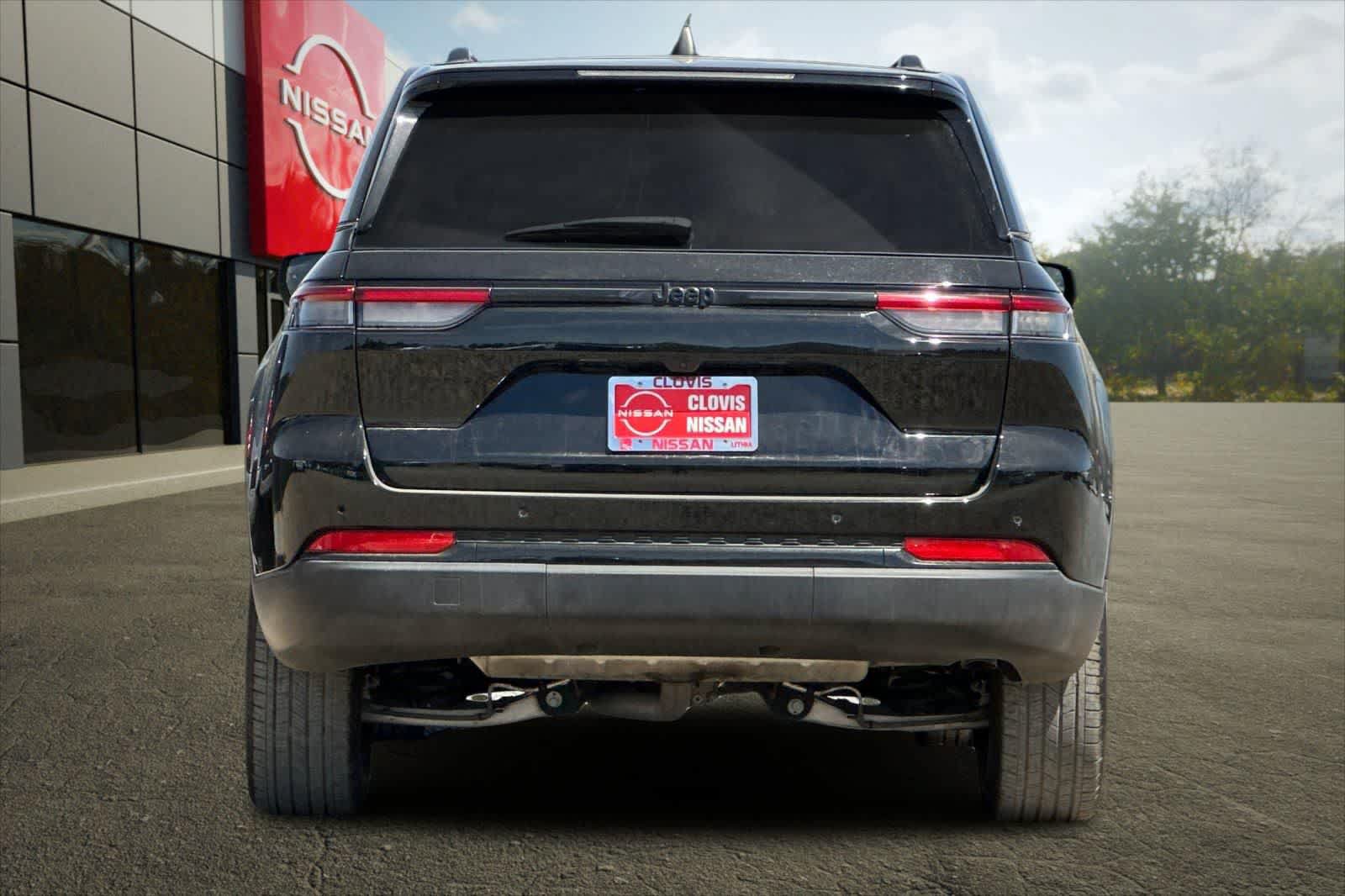Used 2024 Jeep Grand Cherokee Altitude RWD image 8