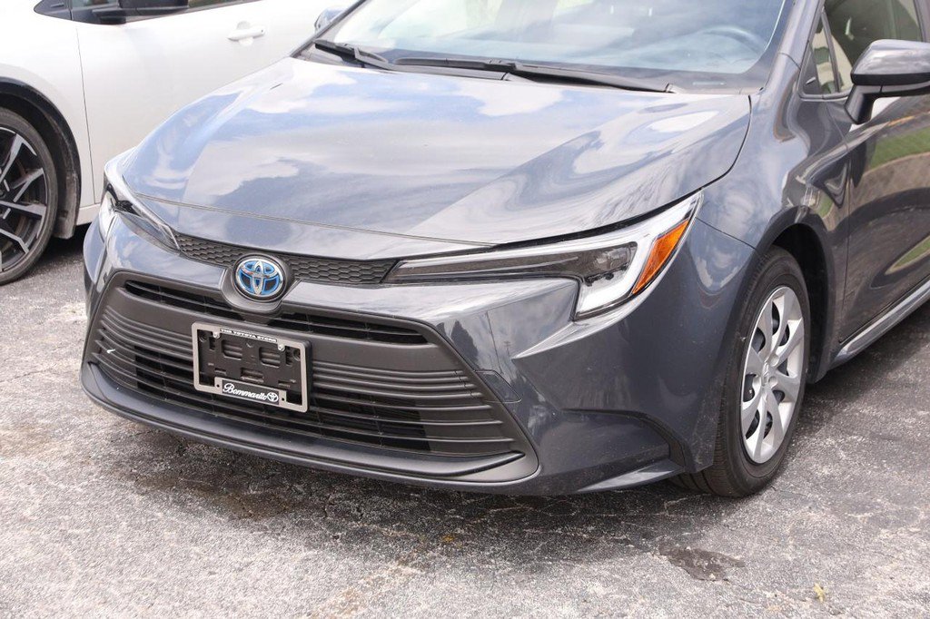 Used 2025 Toyota Corolla LE w/ Convenience Package FWD image 2