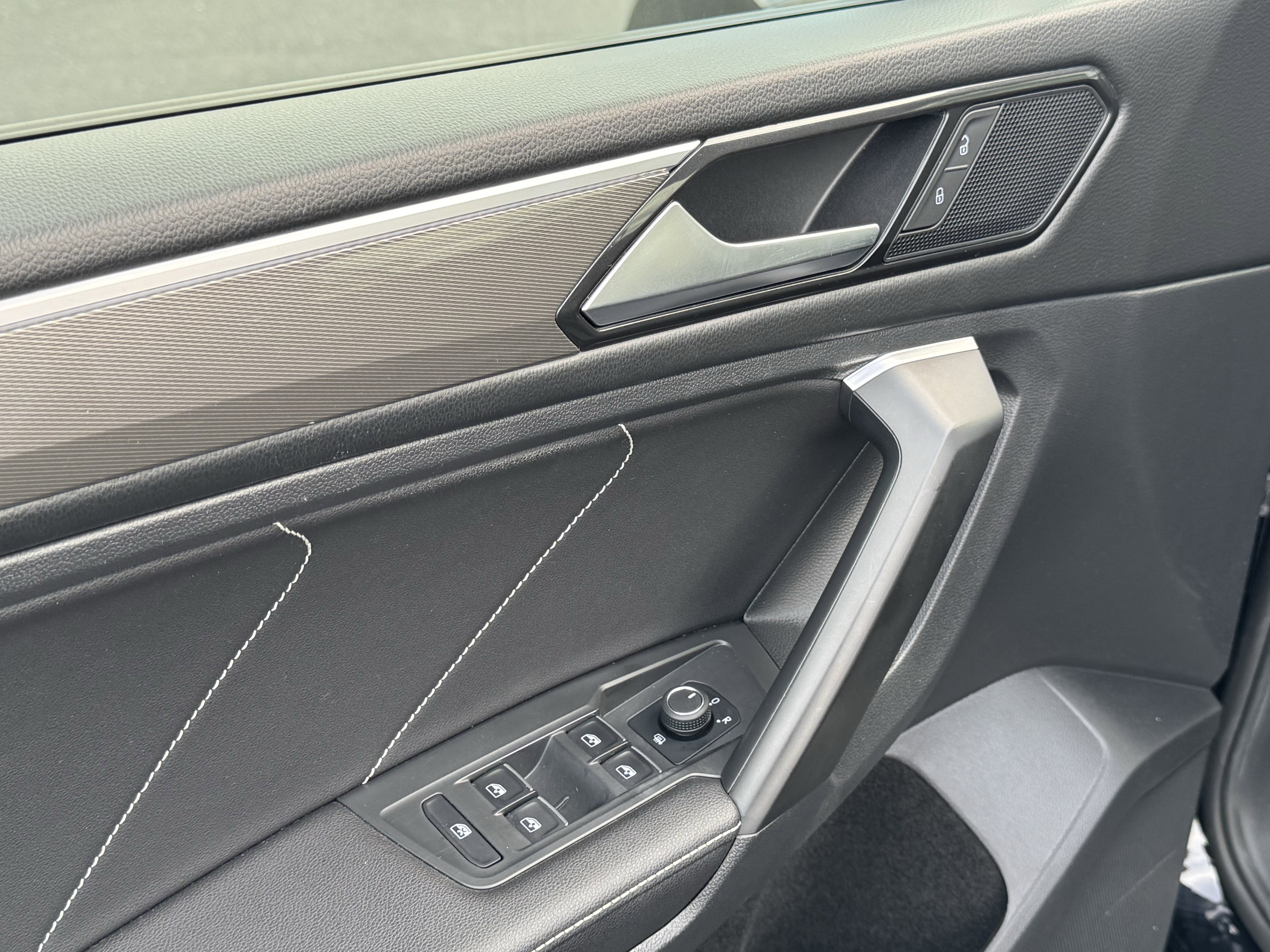 Certified 2023 Volkswagen Tiguan SE R-Line image 15