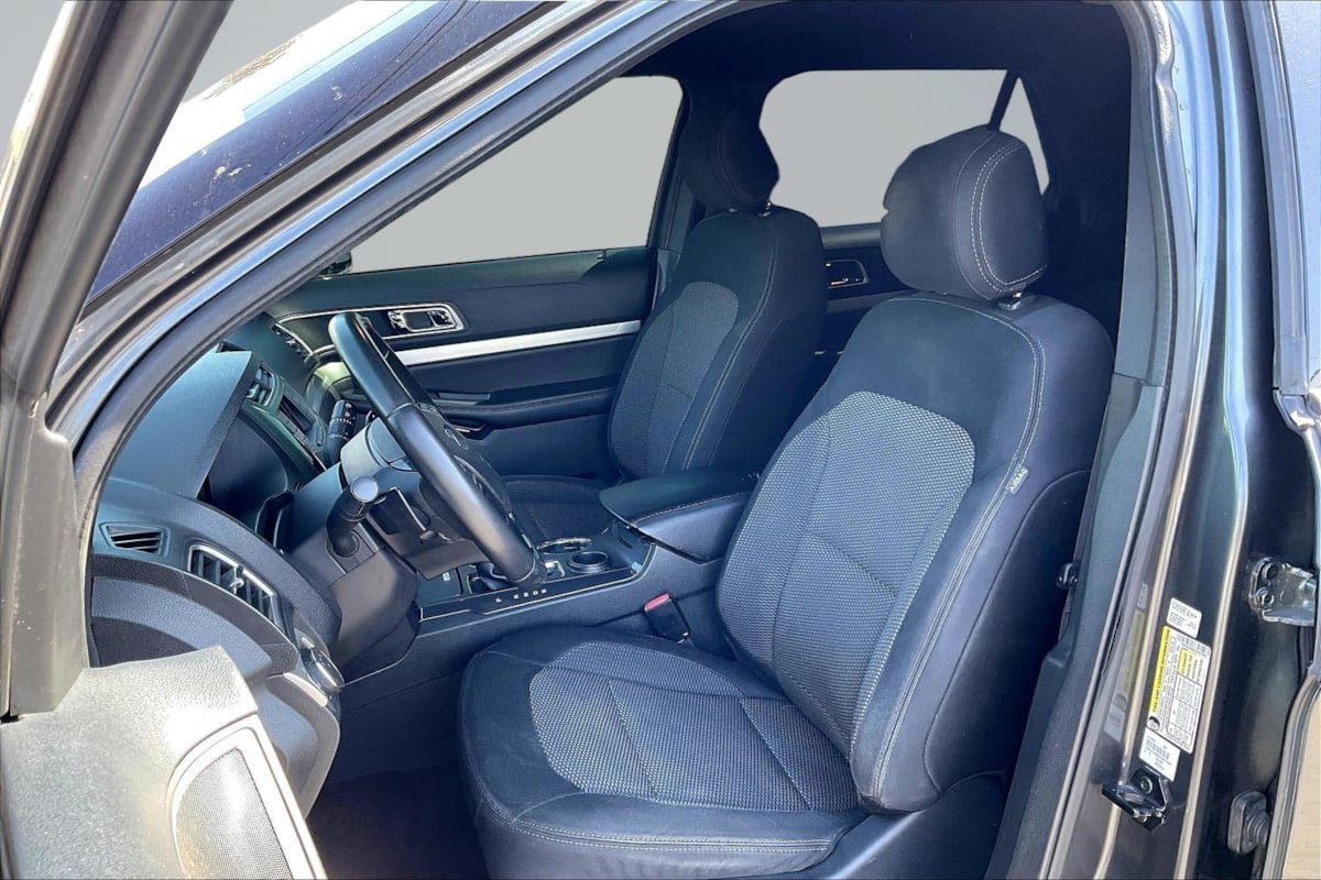 Used 2016 Ford Explorer XLT FWD image 25