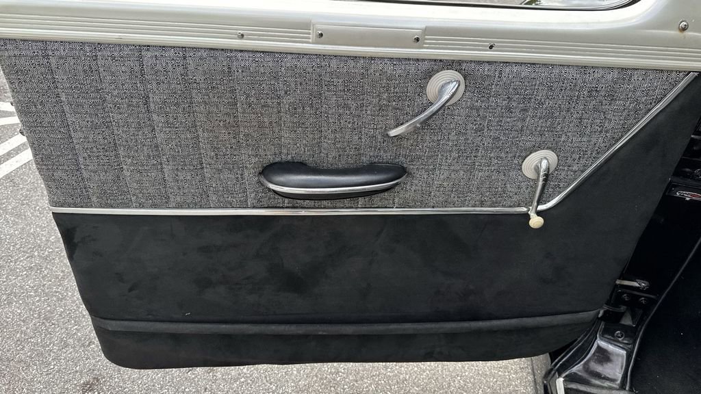 Used 2022 Chrysler Voyager LX image 38