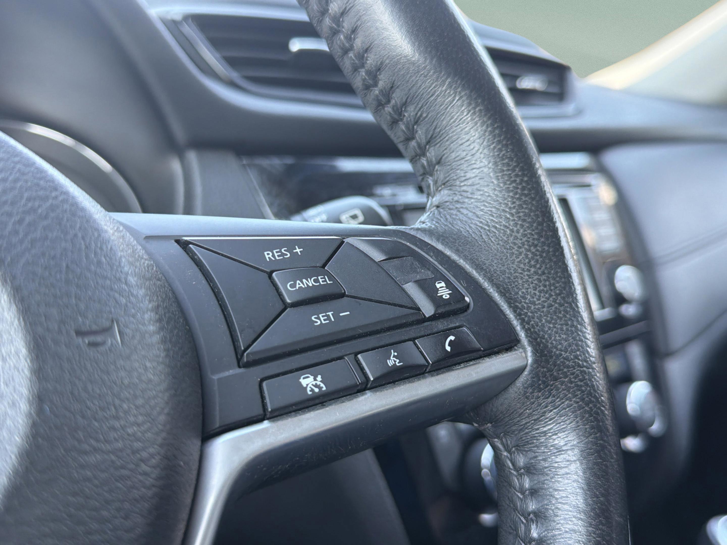 Used 2018 Nissan Rogue SL w/ Premium Package image 12