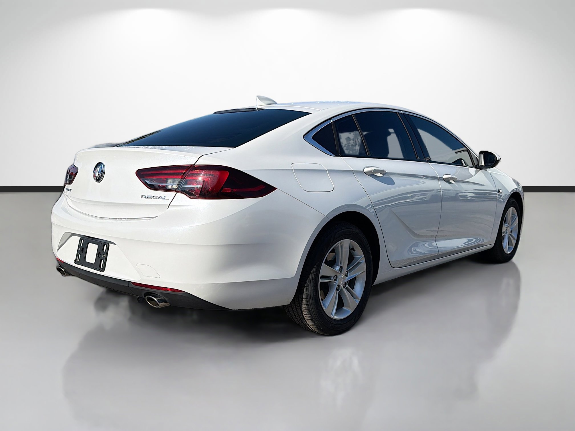 Used 2018 Buick Regal Preferred w/ Sights and Sounds Package FWD image 3
