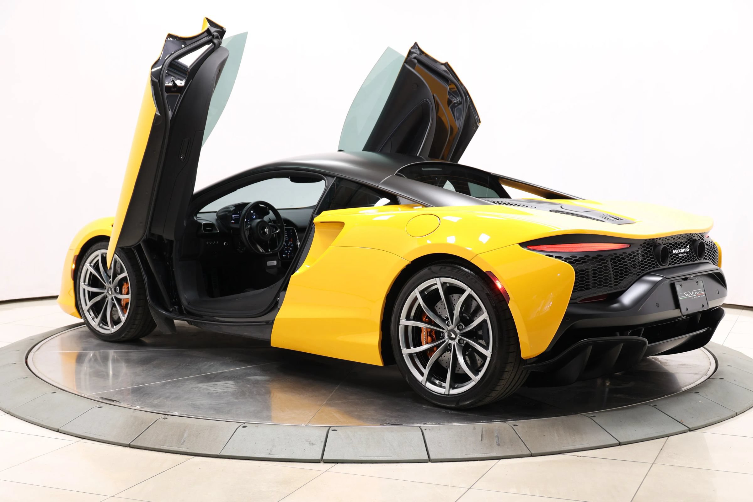 Used 2023 McLaren Artura RWD image 95