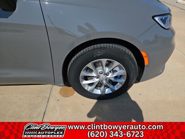 New 2025 Chrysler Pacifica Select image 11