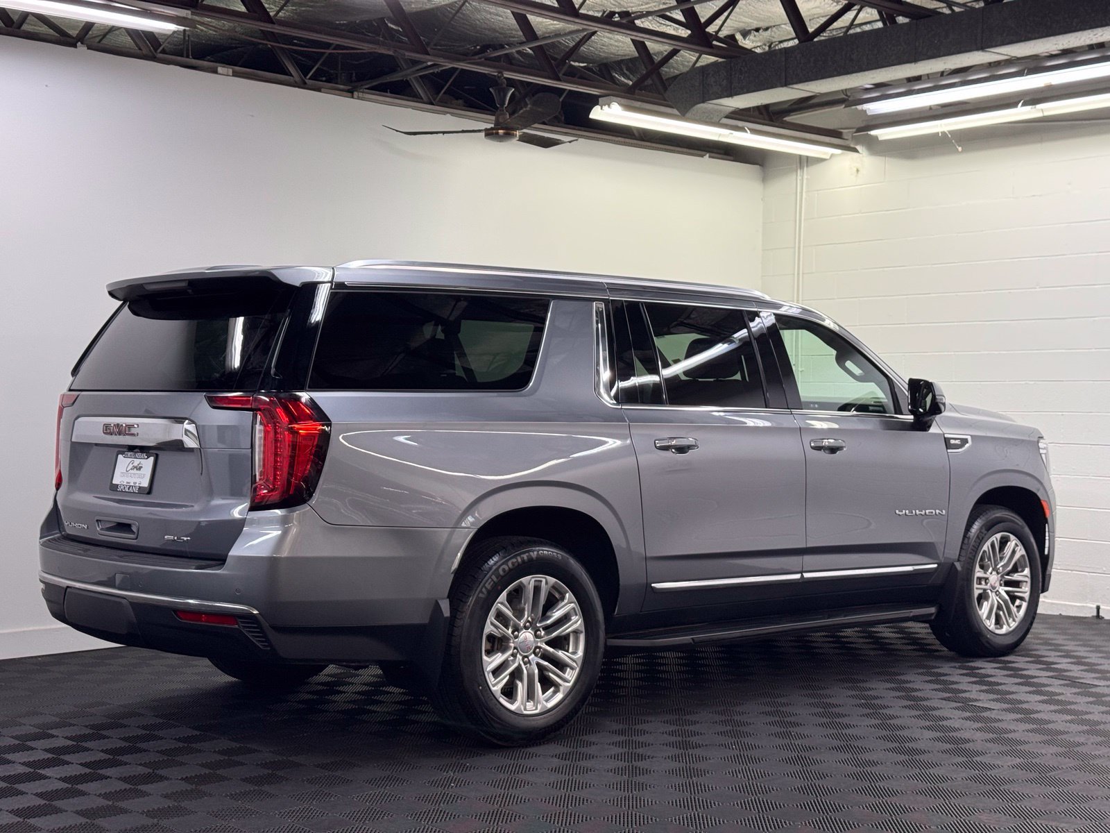 Used 2022 GMC Yukon XL SLT w/ SLT Luxury Package AWD/4WD image 2