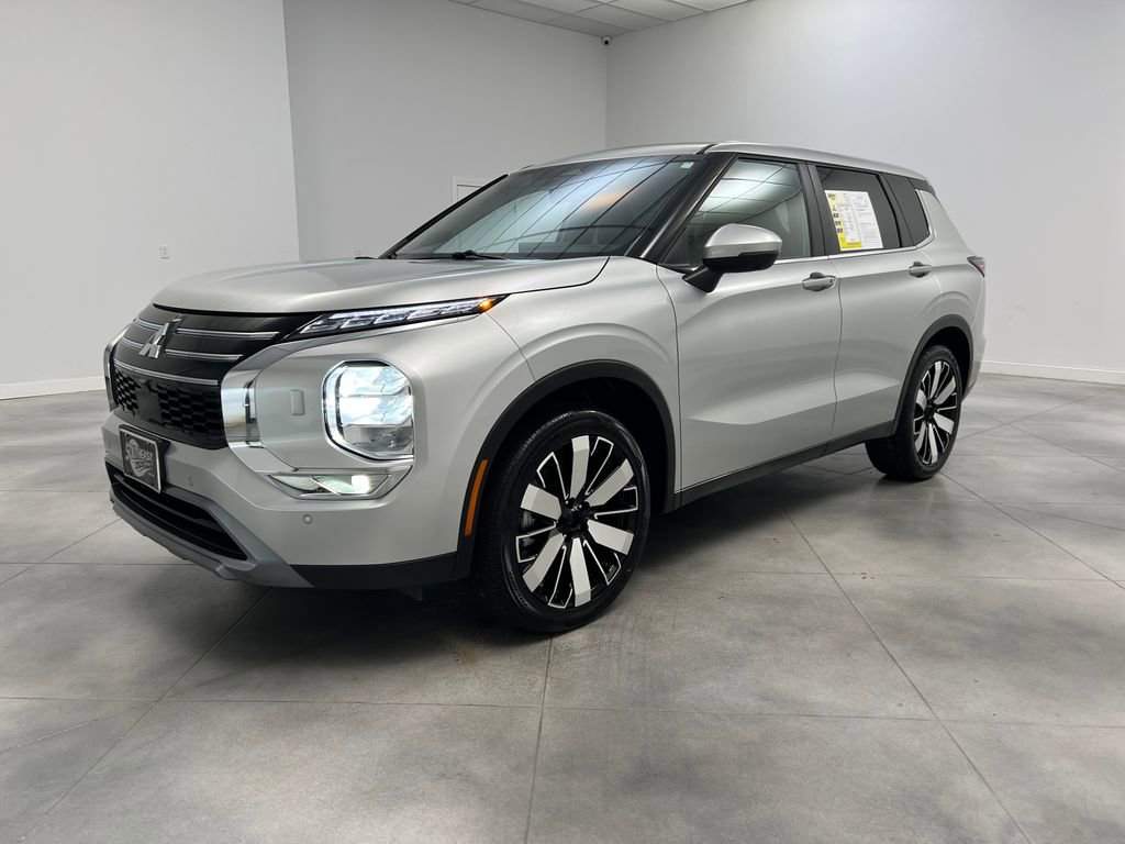 Used 2025 Mitsubishi Outlander SE AWD/4WD image 3