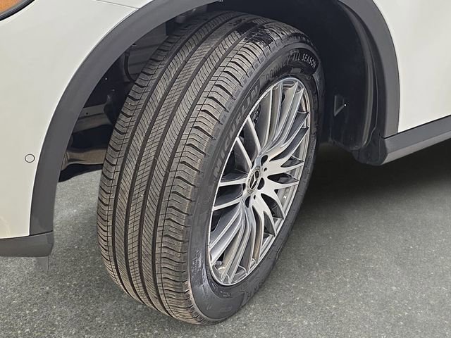 Used 2025 Mercedes-Benz GLC 300 4MATIC image 32