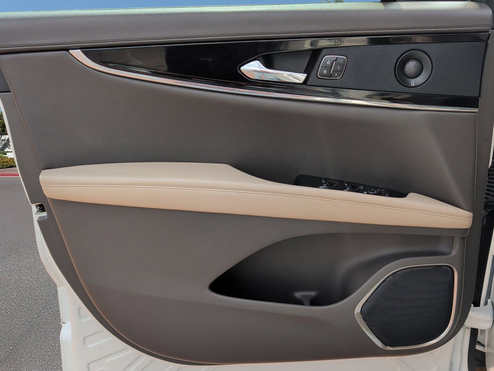 Used 2022 Lincoln Nautilus Reserve w/ Equipment Group 201A image 8