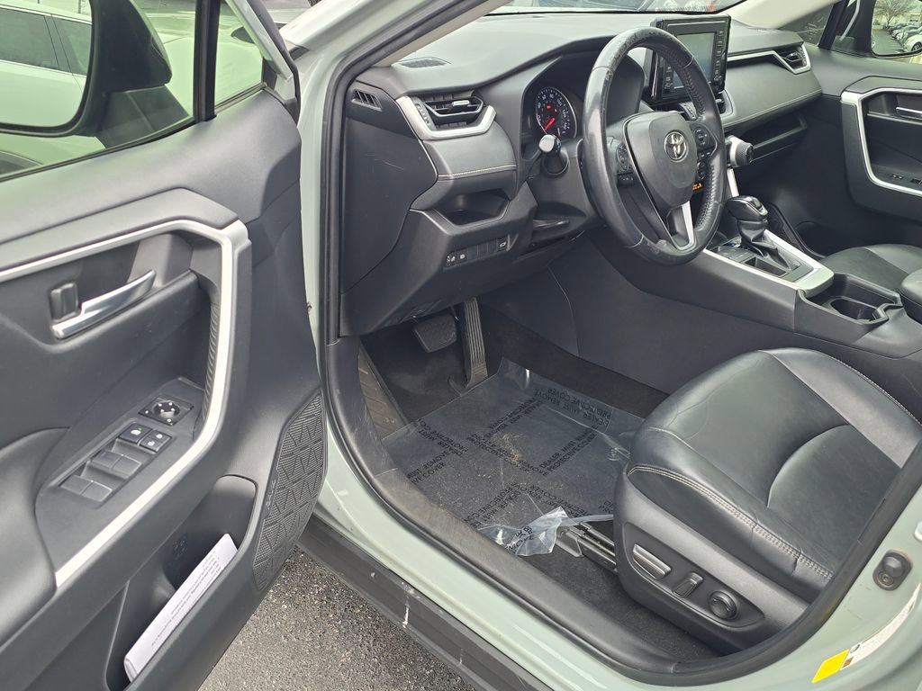 Used 2019 Toyota RAV4 XLE Premium image 9