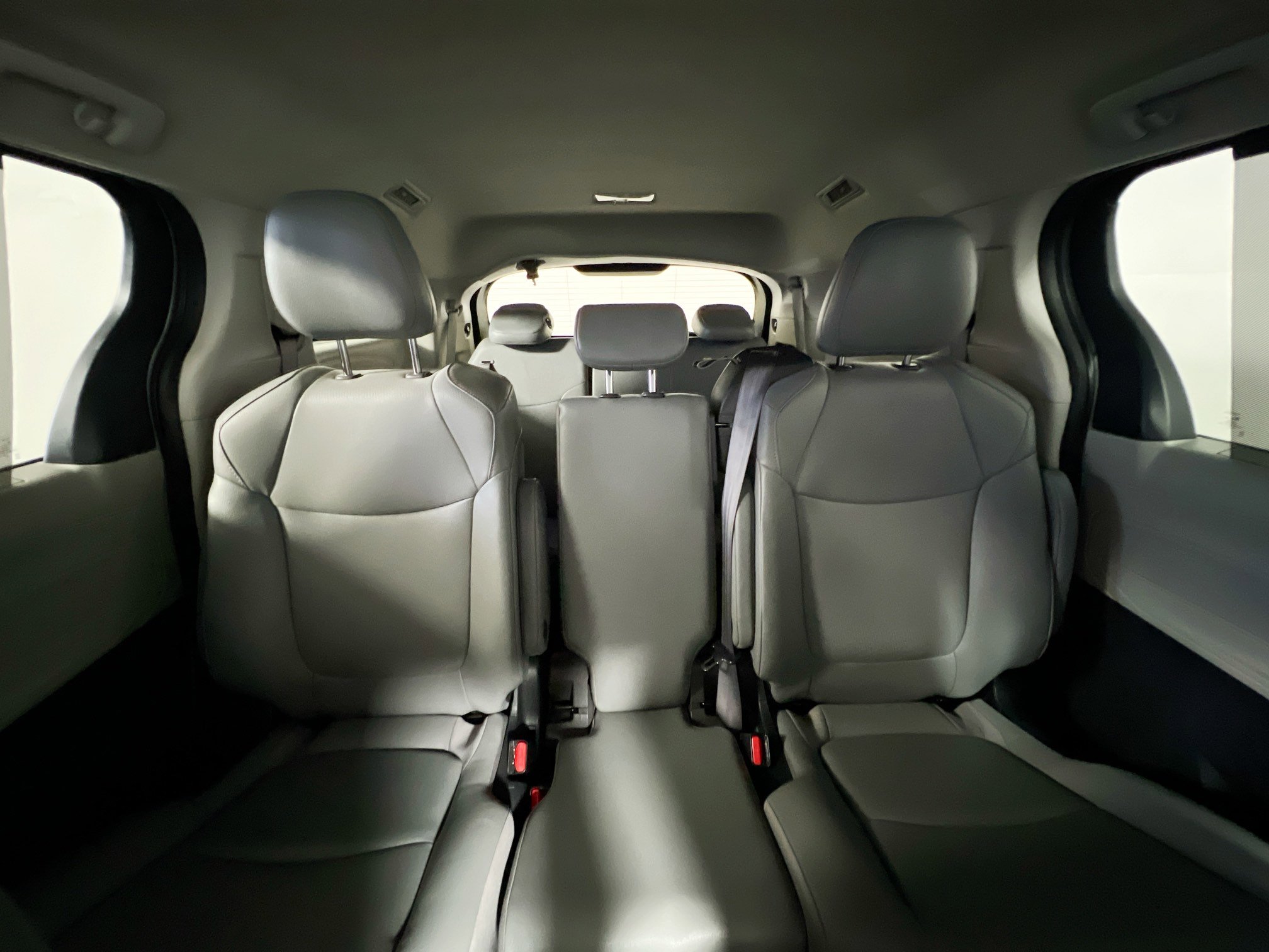 Used 2024 Toyota Sienna XLE FWD image 33
