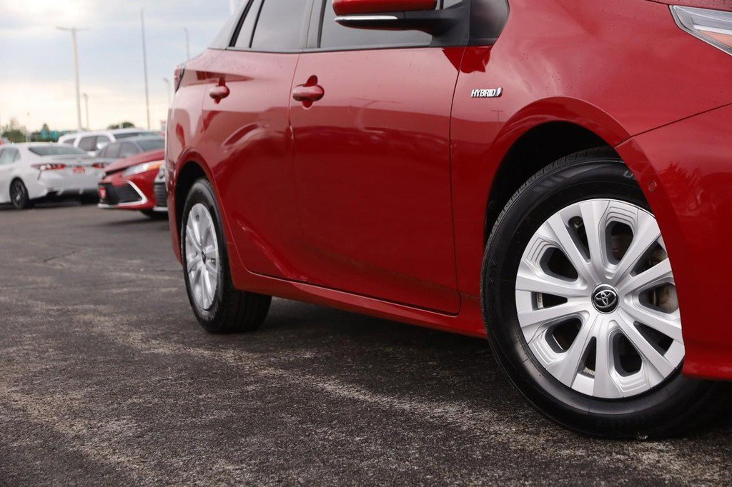 Used 2021 Toyota Prius LE FWD image 3