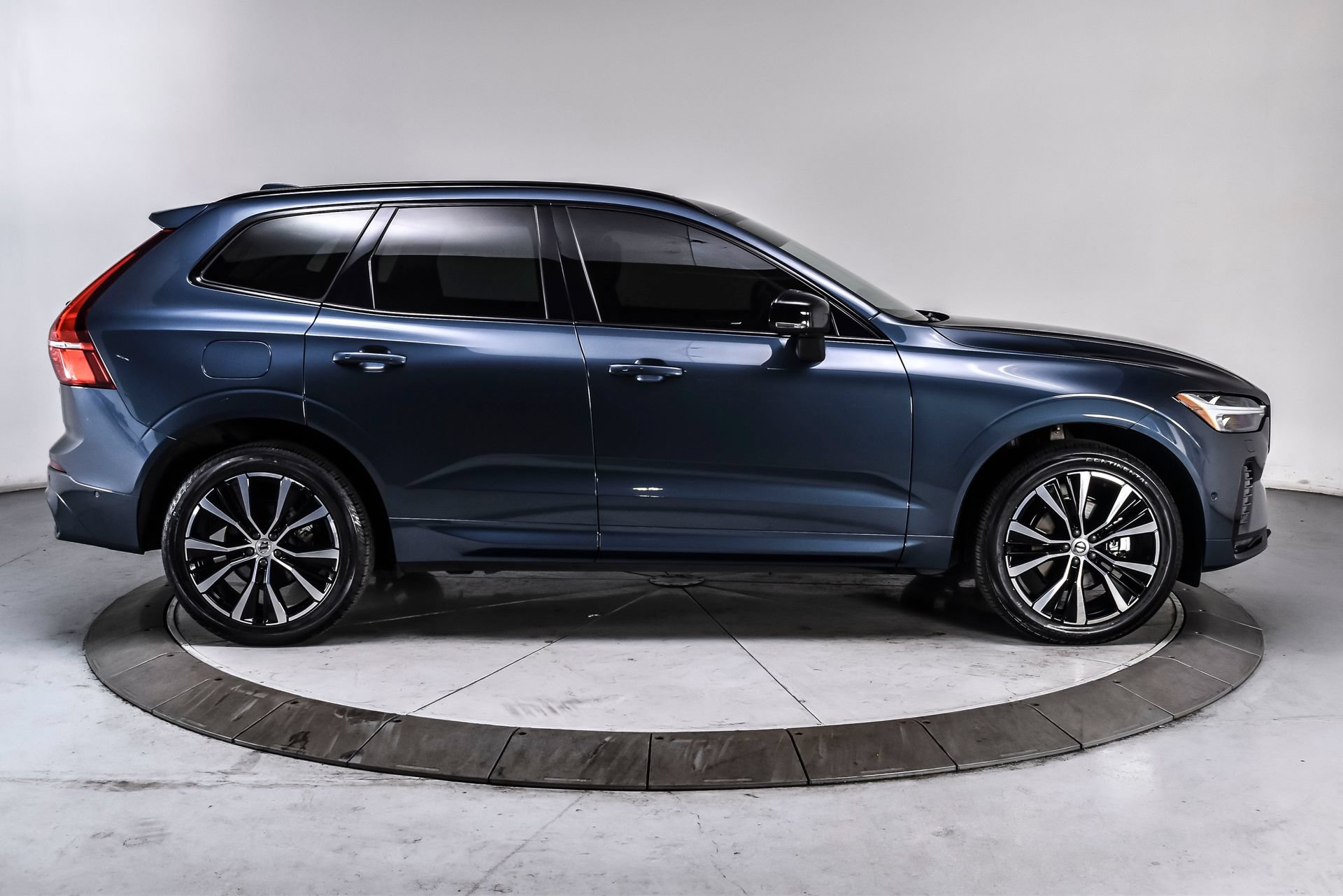 Used 2024 Volvo XC60 B5 Plus AWD/4WD image 7