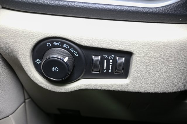 Used 2021 Chrysler Pacifica Touring-L image 38