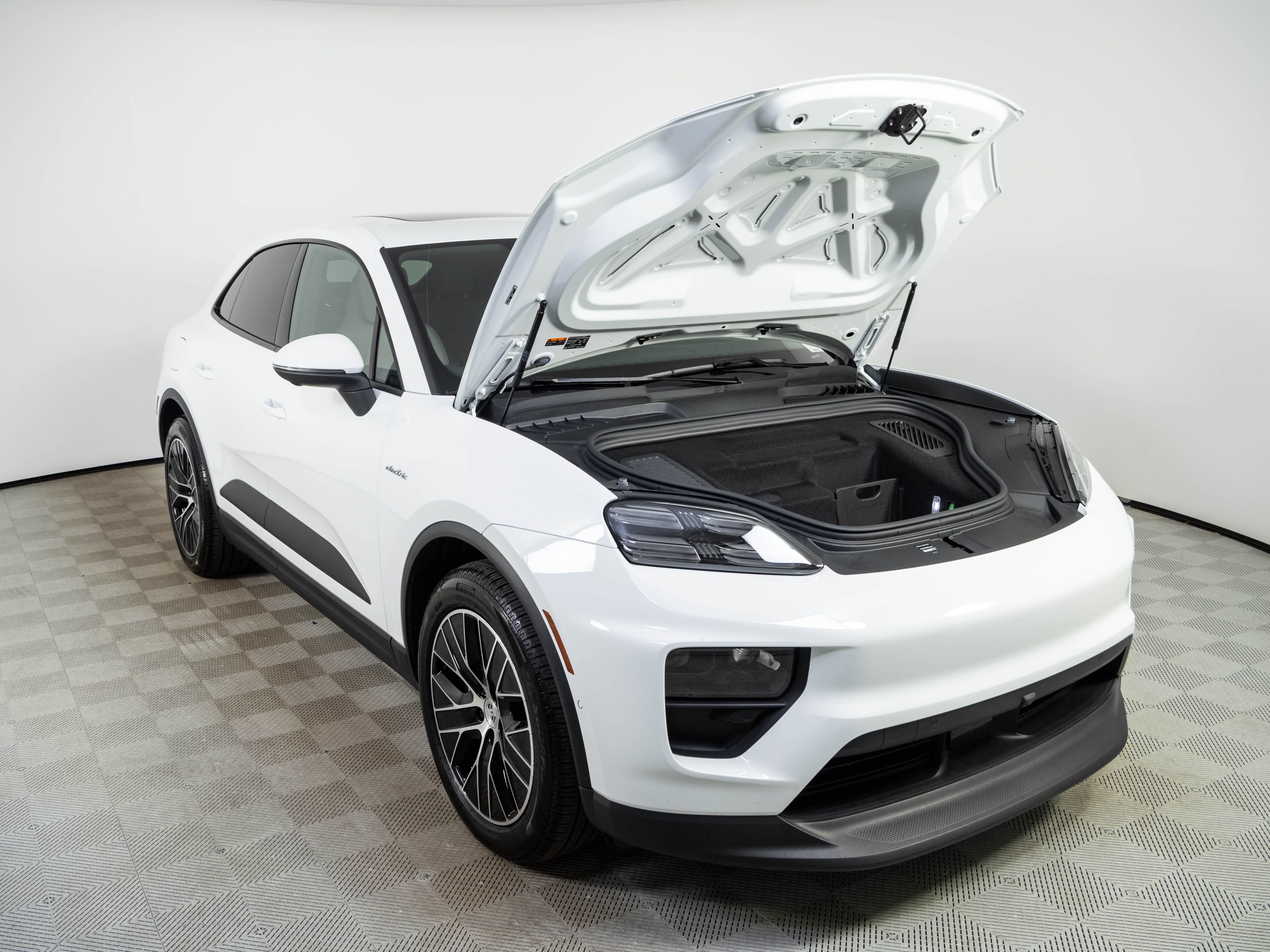 Used 2025 Porsche Macan Electric RWD image 34