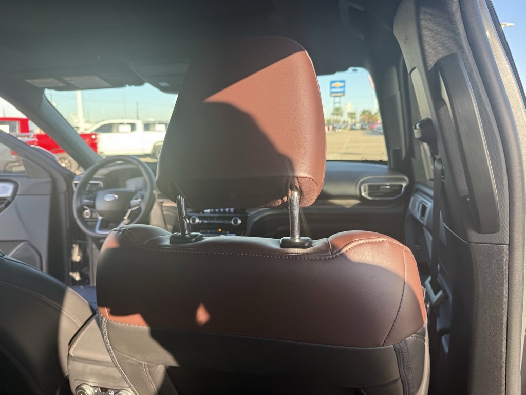 Used 2023 Ford Explorer Platinum w/ Technology Package image 37