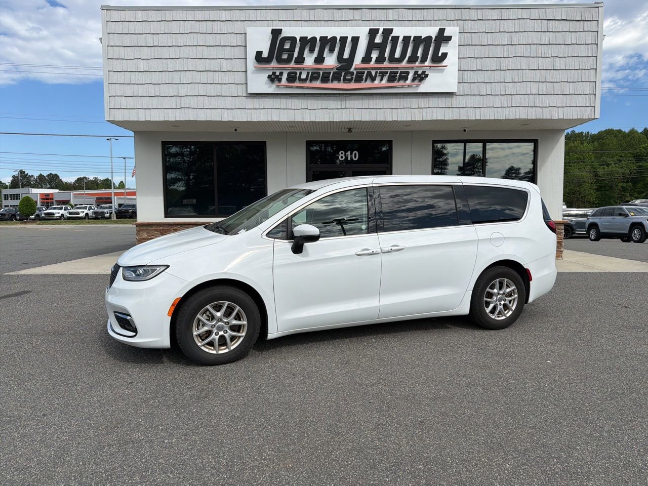 Used 2023 Chrysler Pacifica Touring-L image 1