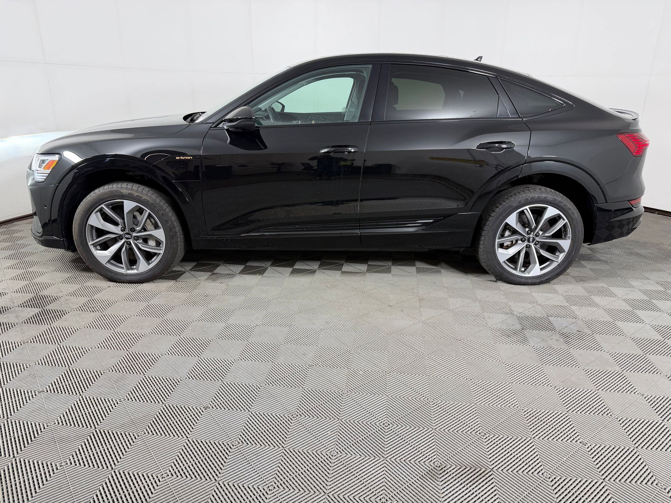 Certified 2021 Audi e-tron Premium Plus w/ Premium Plus Package AWD/4WD image 2