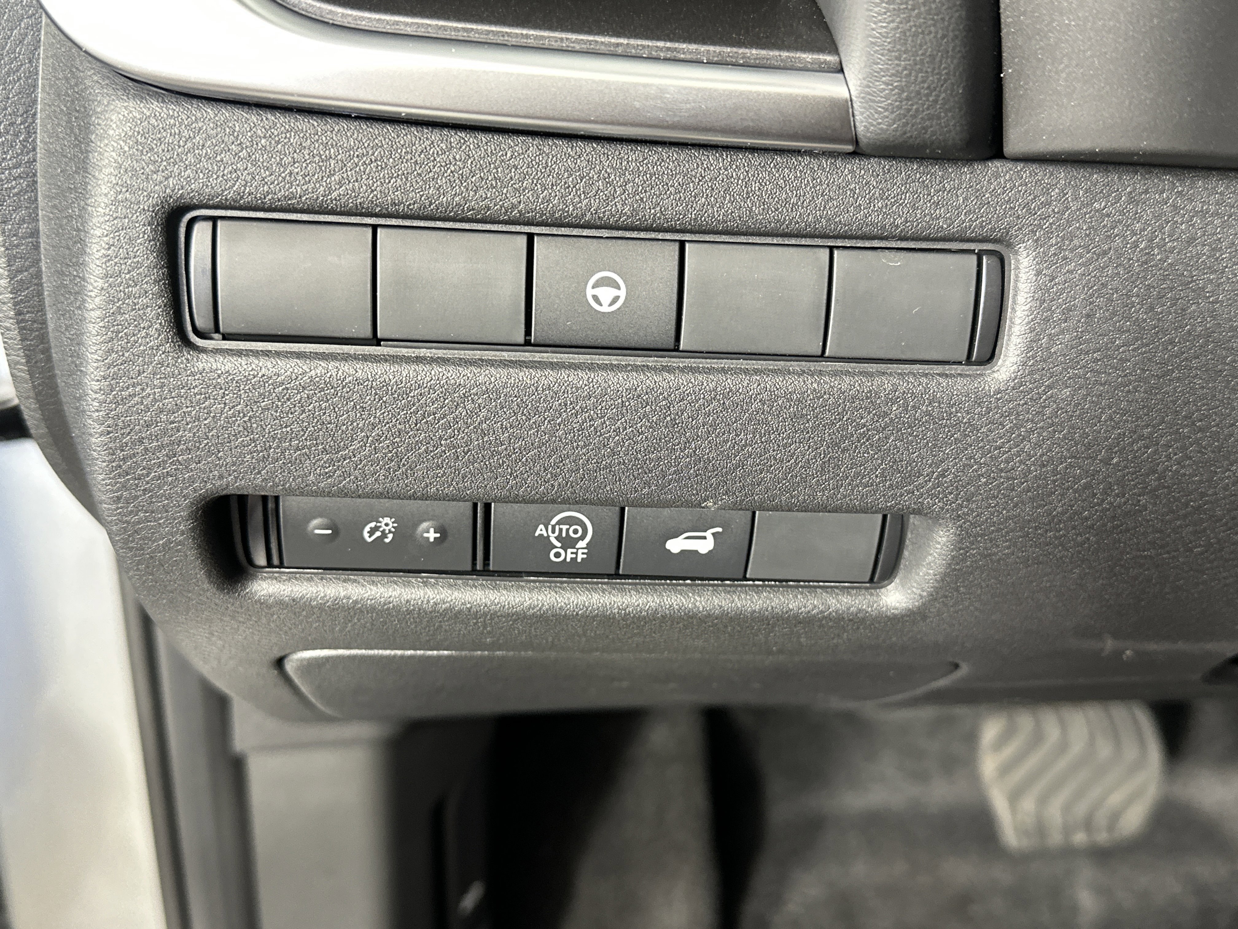 Certified 2025 Nissan Rogue SV image 26