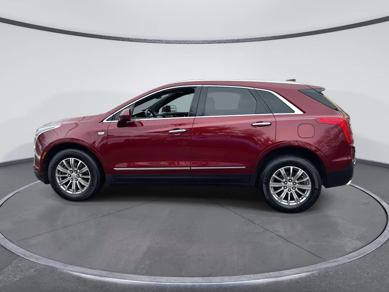 Used 2018 Cadillac XT5 Luxury w/ Driver Awareness Package AWD/4WD image 2
