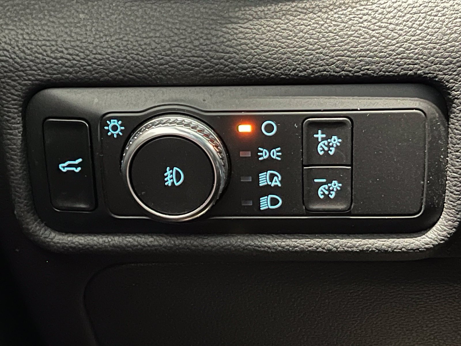 Used 2020 Ford Explorer XLT w/ Equipment Group 202A AWD/4WD image 31