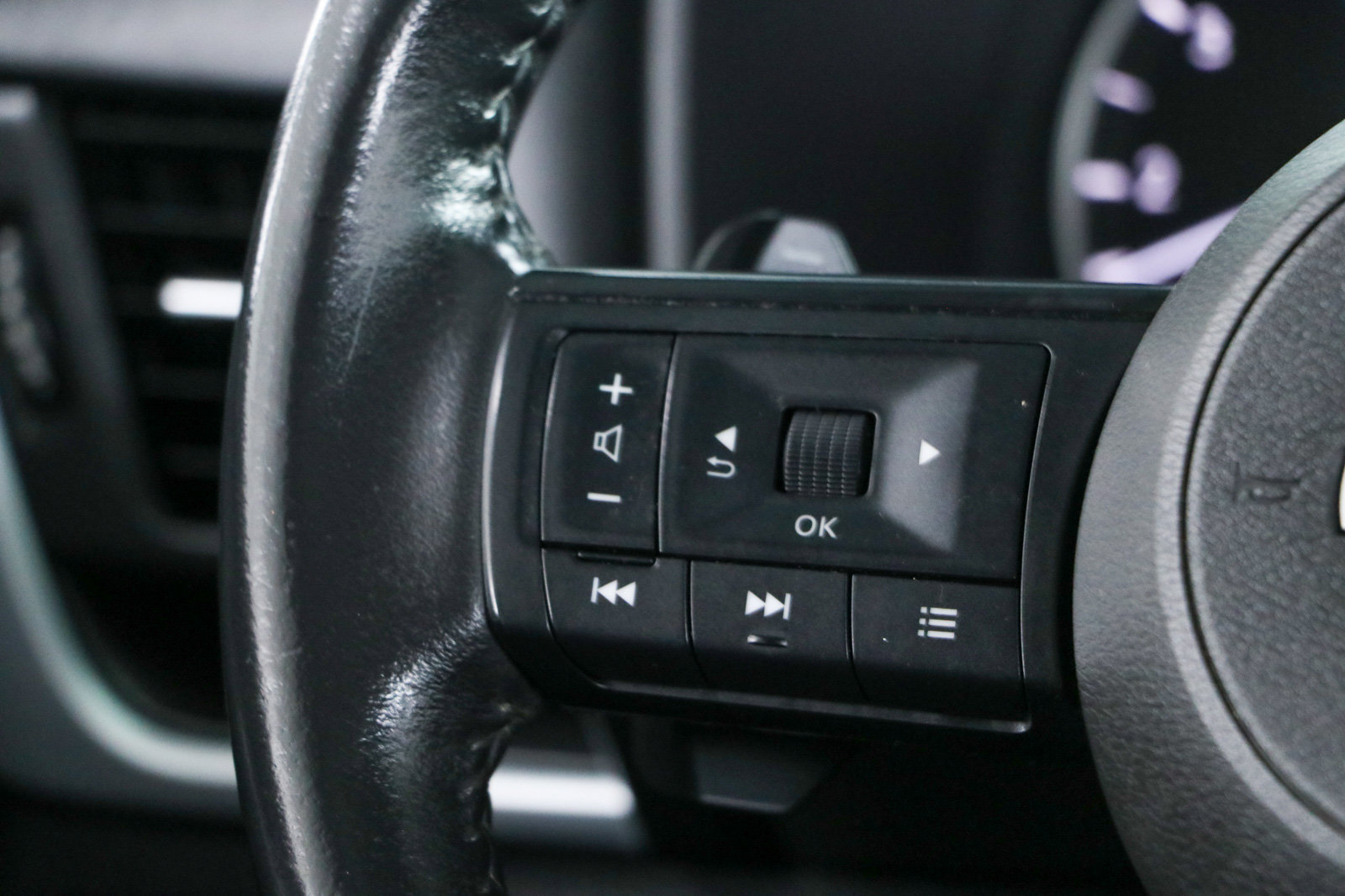 Used 2024 Nissan Rogue SV w/ SV Premium Package FWD image 13
