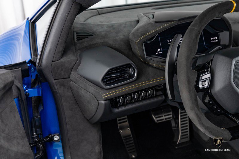 Used 2023 Lamborghini Huracan Tecnica image 33