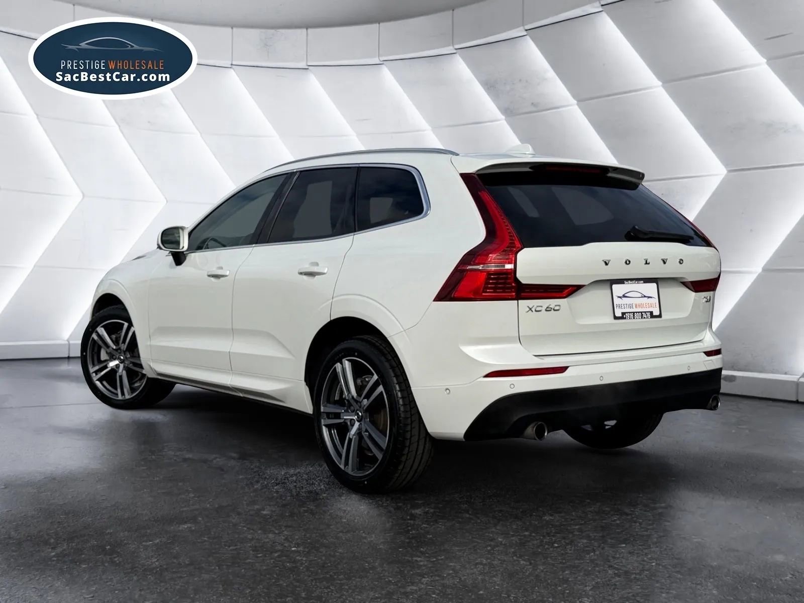 Used 2018 Volvo XC60 T6 Momentum w/ Convenience Package image 3