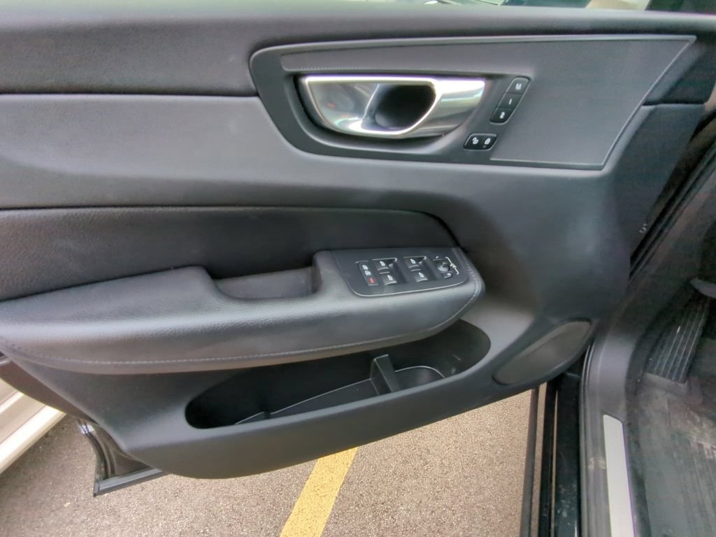 Used 2022 Volvo XC60 B5 Momentum FWD image 8
