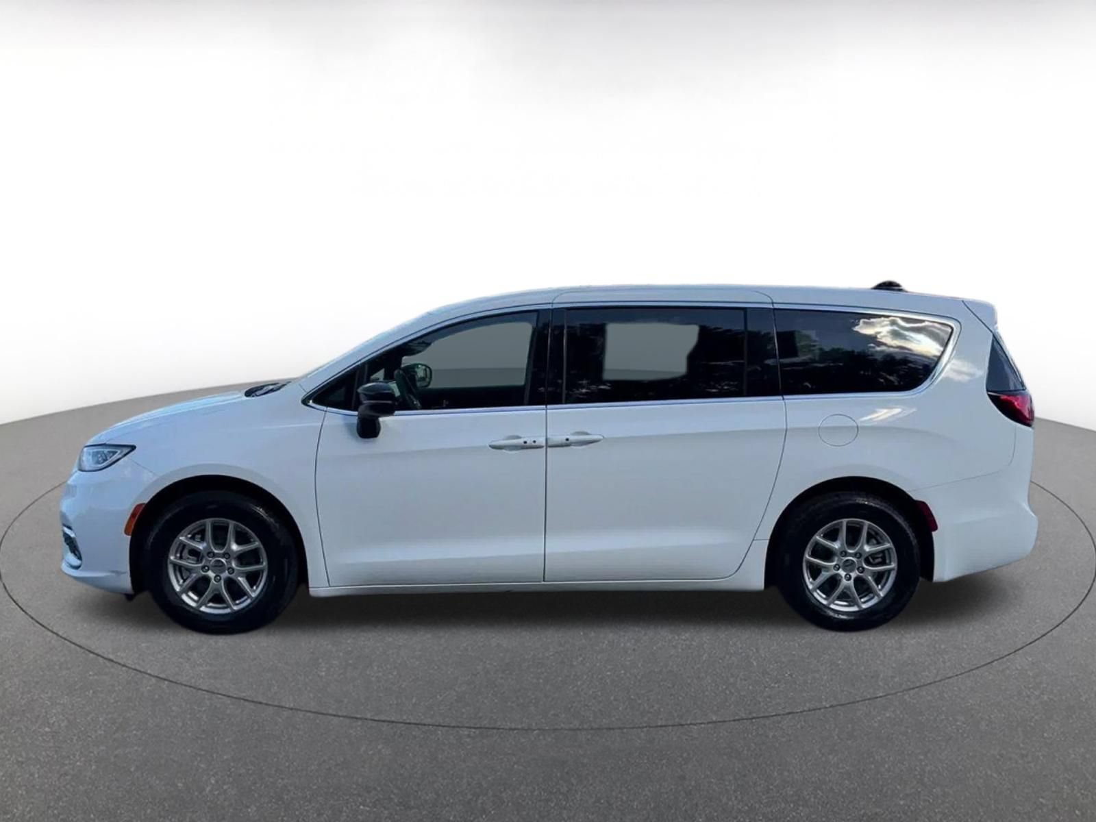 Used 2025 Chrysler Pacifica Select FWD image 8