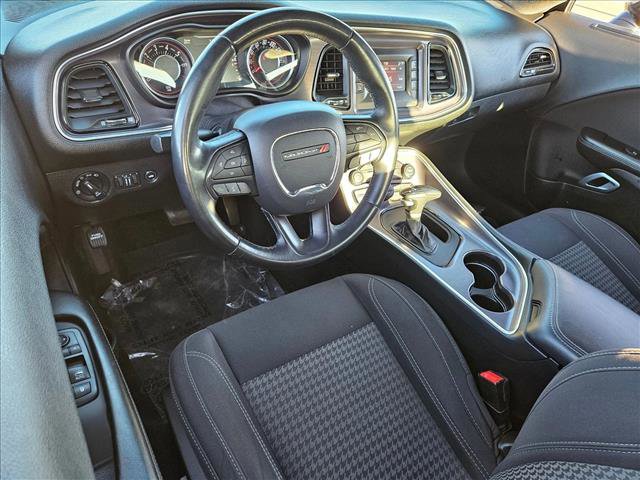 Used 2016 Dodge Challenger SXT image 9