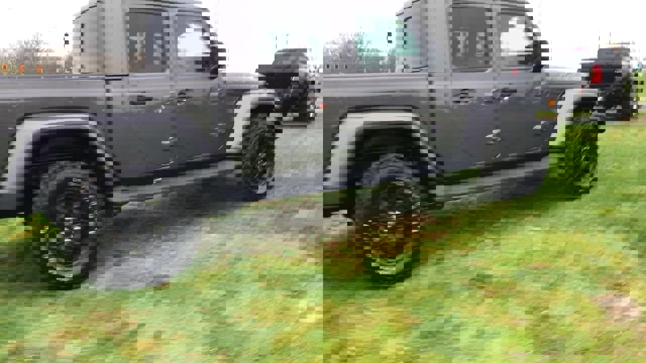 Used 2025 Jeep Gladiator Sport image 8