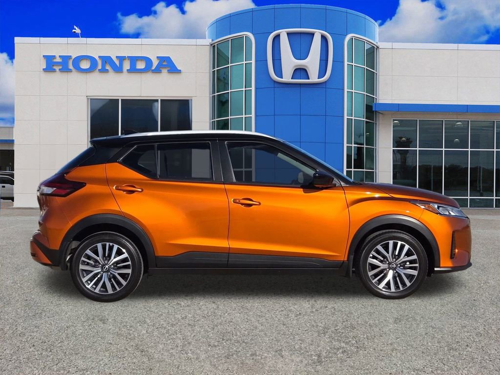 Used 2024 Nissan Kicks SV image 2