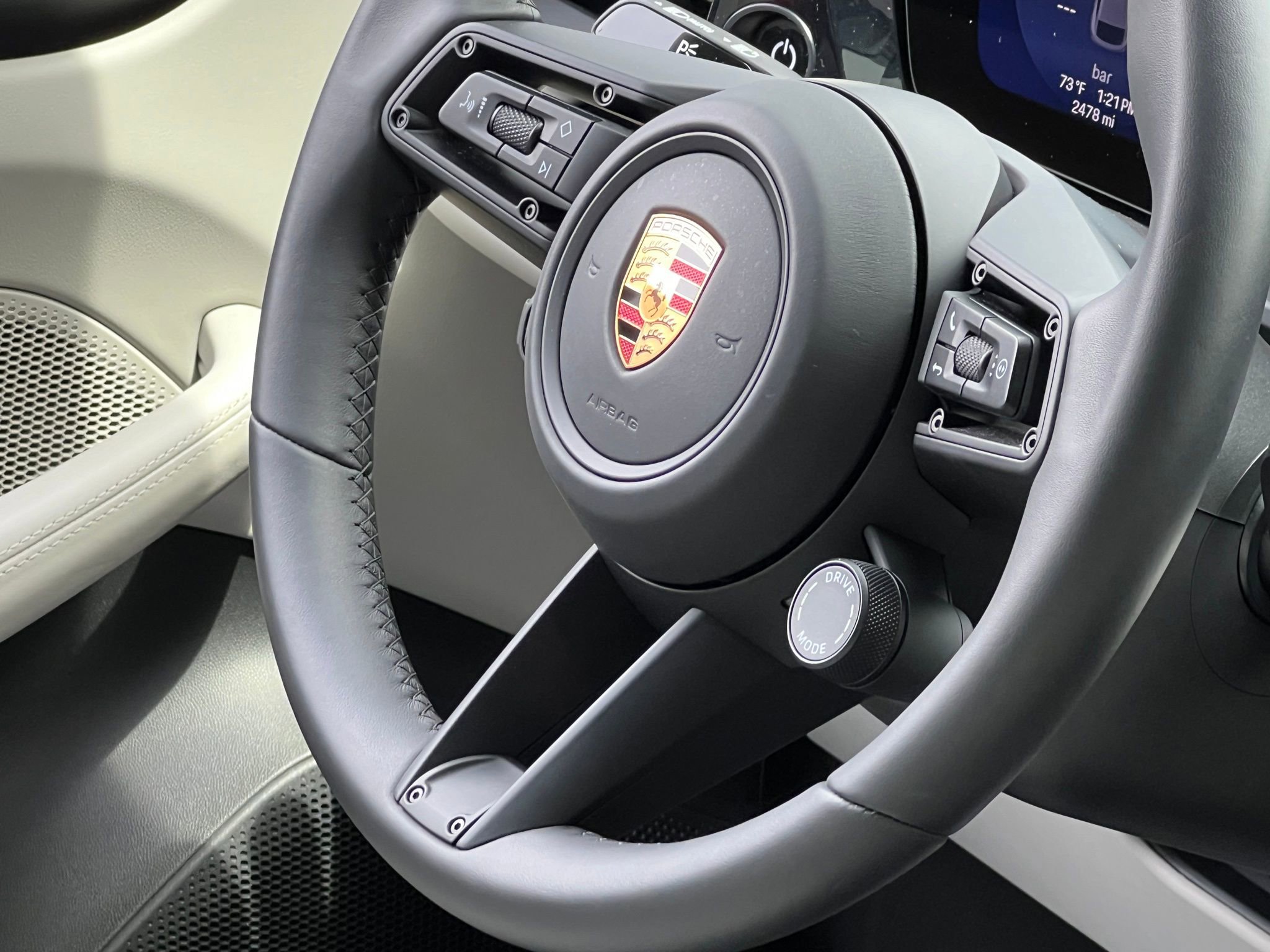 Used 2025 Porsche Macan Electric w/ Premium Package RWD image 41
