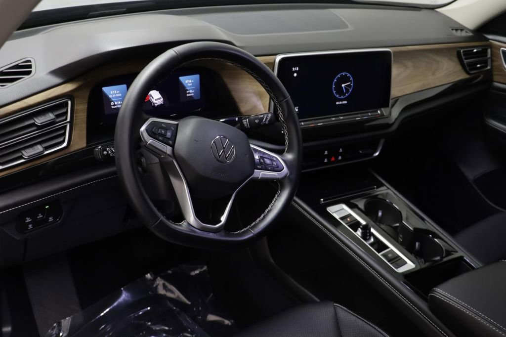 Used 2025 Volkswagen Atlas SE w/ Black Wheel Package image 6