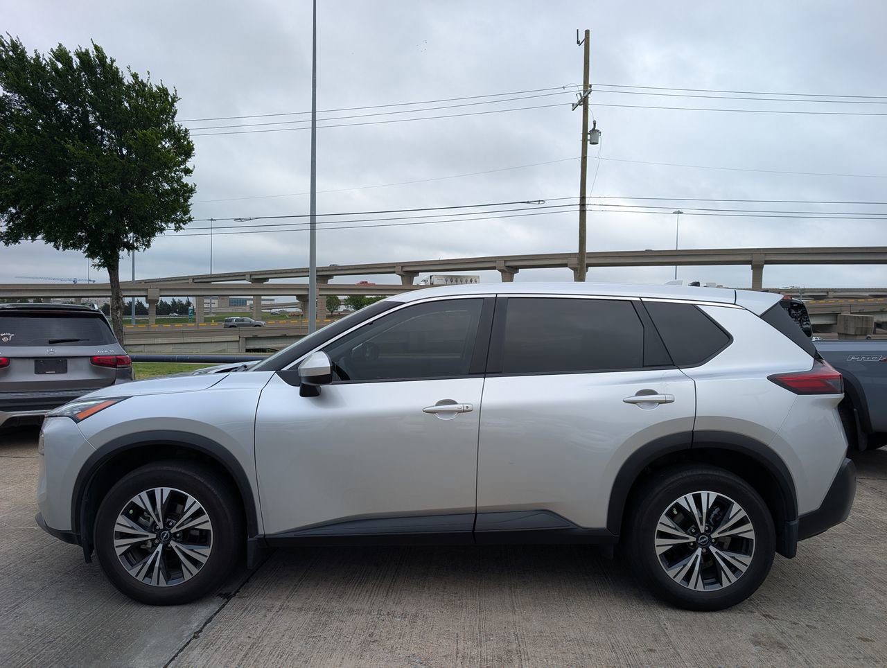 Used 2023 Nissan Rogue SV image 3