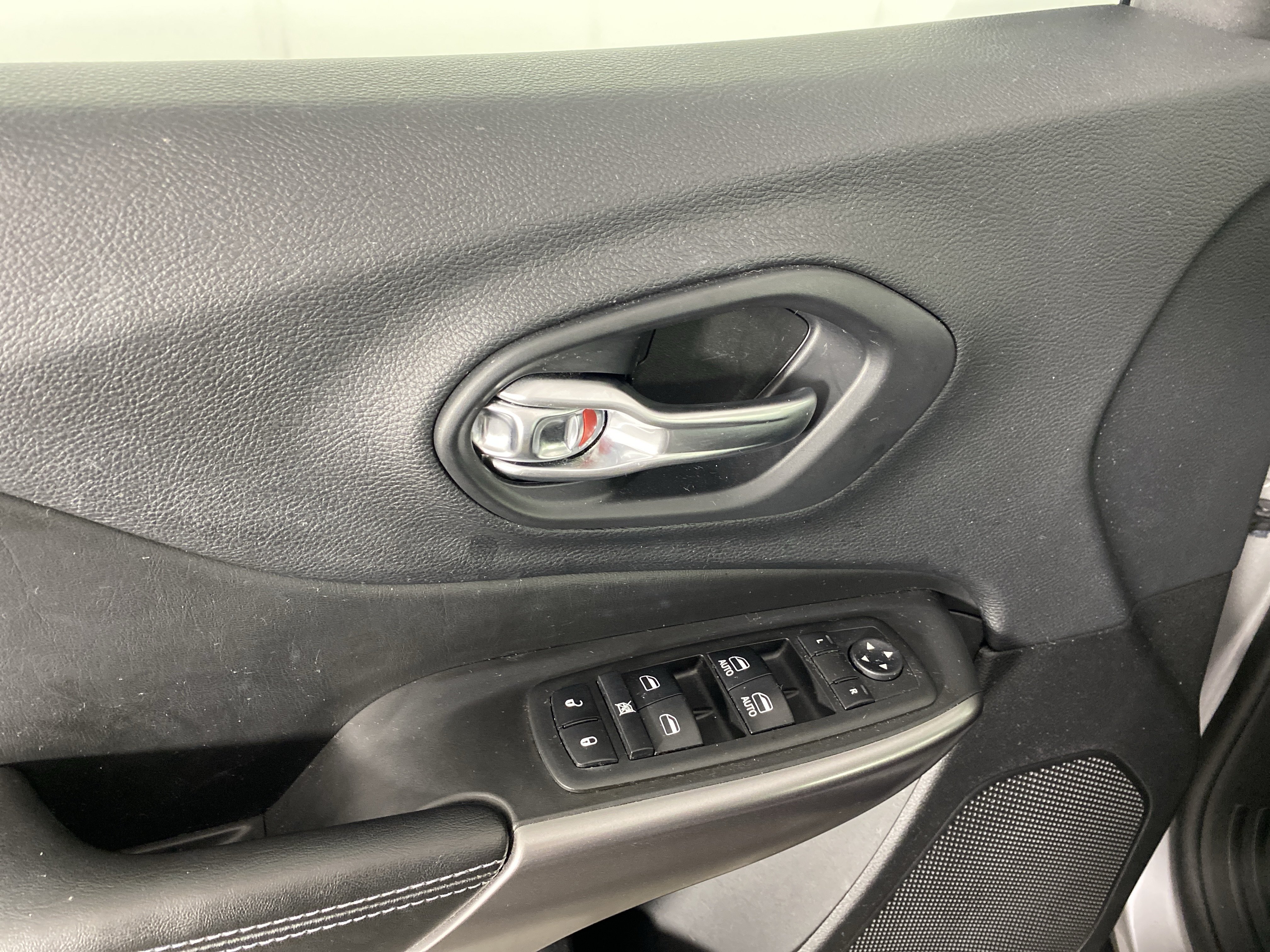 Used 2019 Jeep Cherokee Latitude Plus FWD image 13