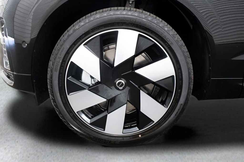 Certified 2025 Volvo XC60 T8 Plus w/ Protection Package Premier image 7