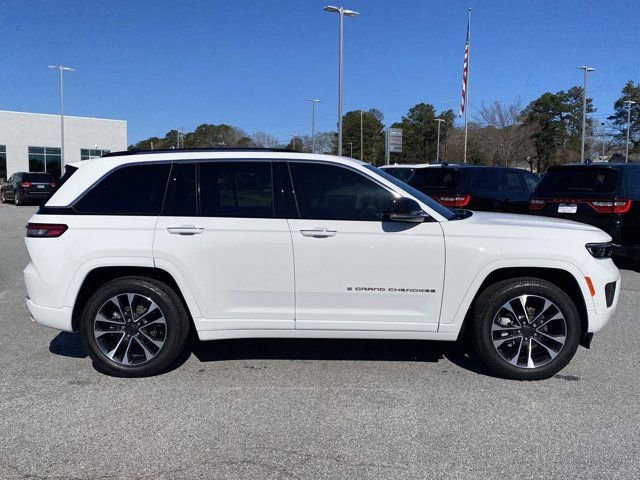 Used 2023 Jeep Grand Cherokee Overland w/ Luxury Tech Group IV AWD/4WD image 3