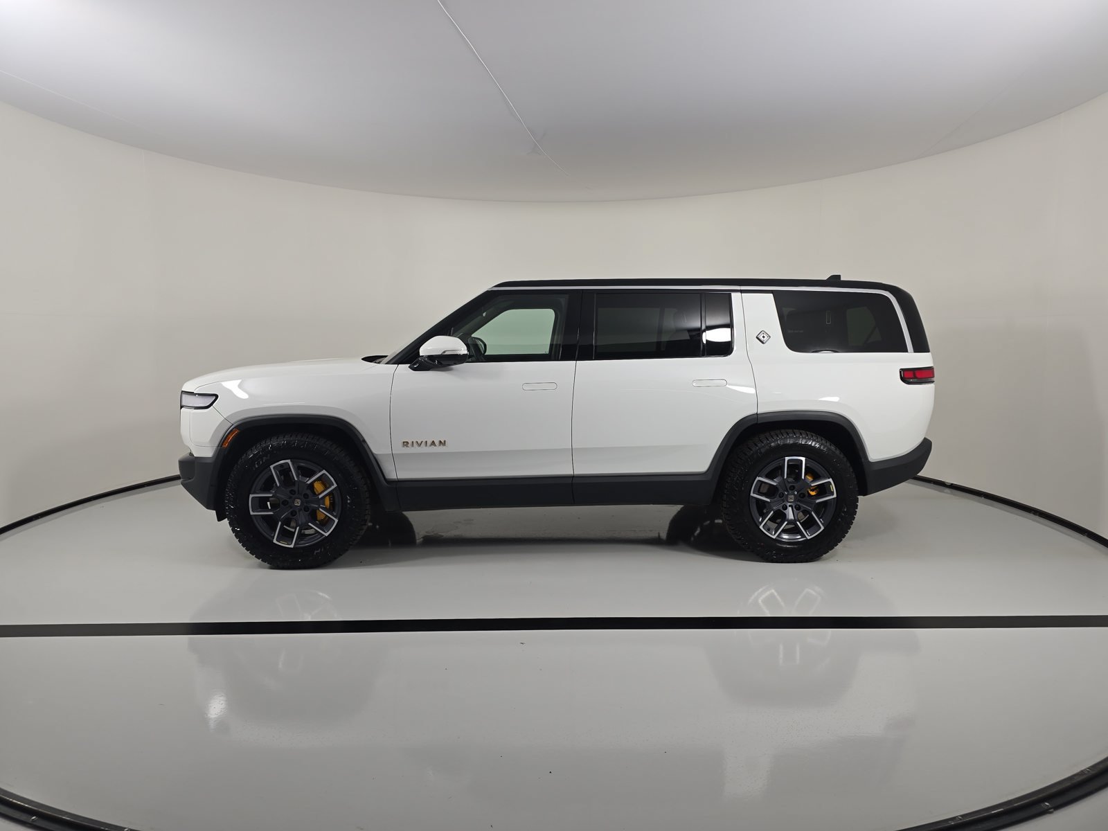 Used 2022 Rivian R1S Launch Edition Quad AWD/4WD image 2