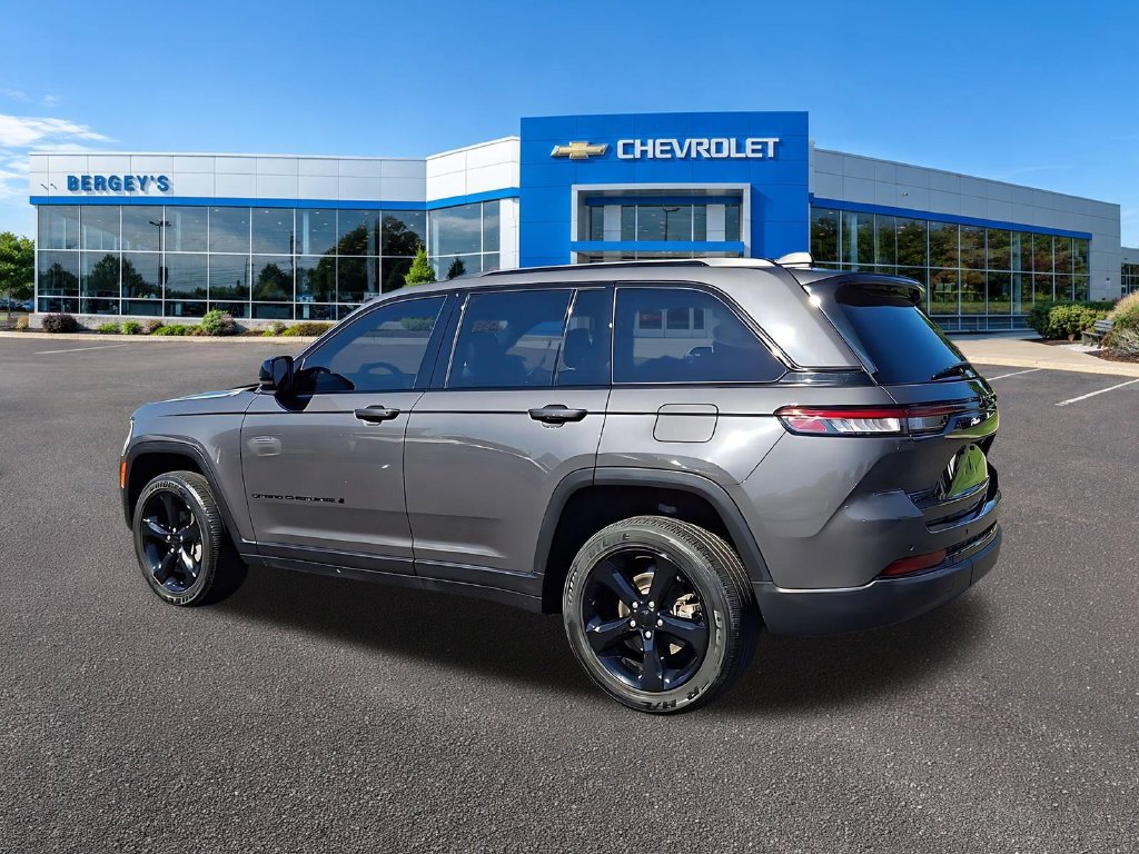 Used 2024 Jeep Grand Cherokee Altitude AWD/4WD image 8