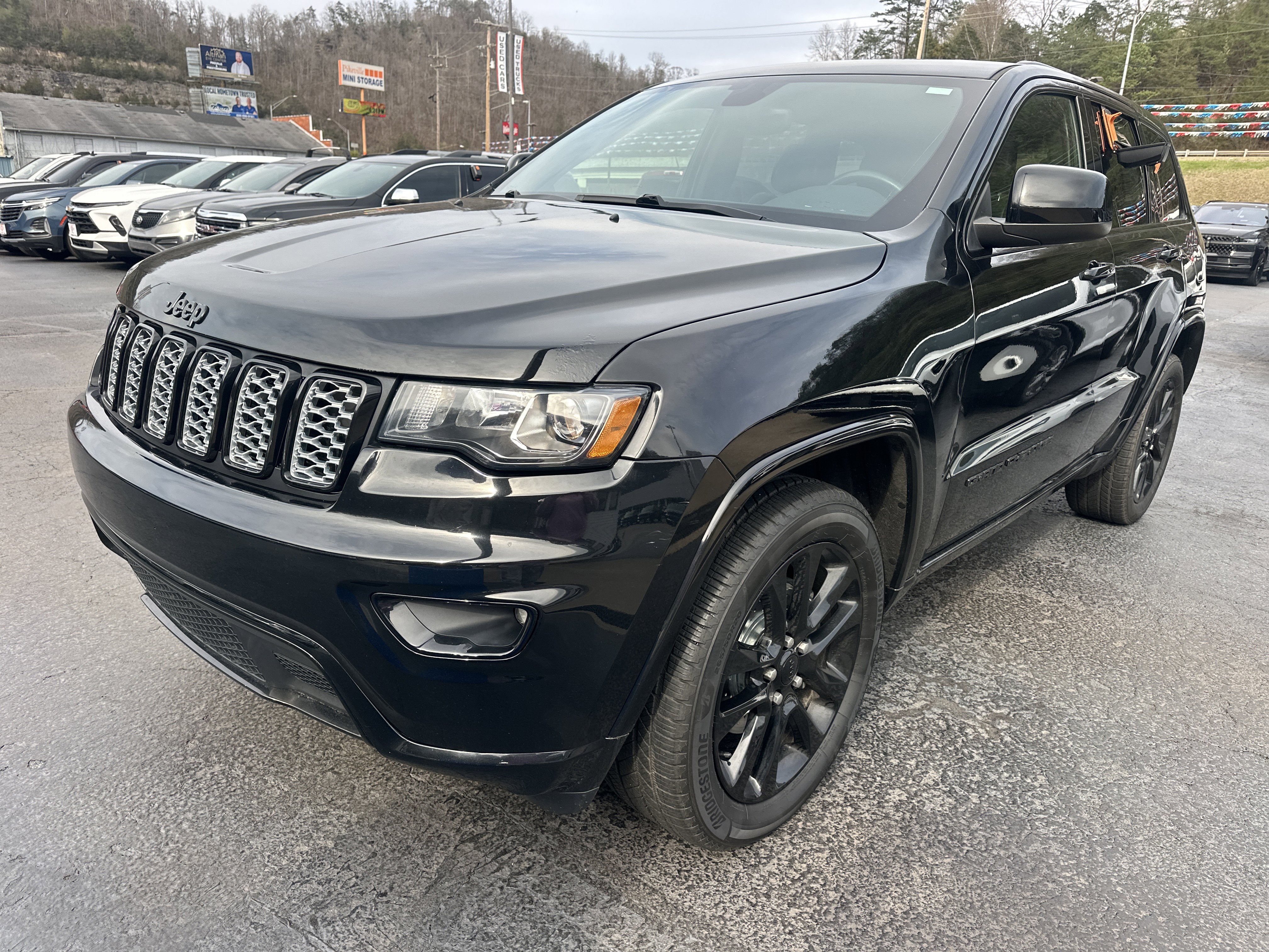Used 2017 Jeep Grand Cherokee Altitude image 6